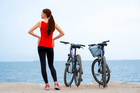 在海滩上的自行车运动女人