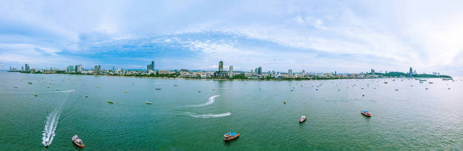 从海上芭堤雅城市风貌的全景视图