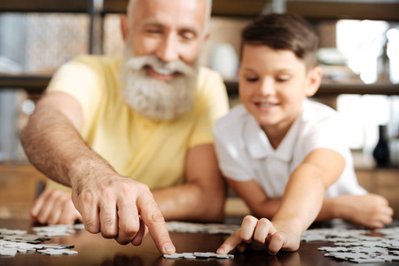 祖父和孙子连接两块拼图游戏