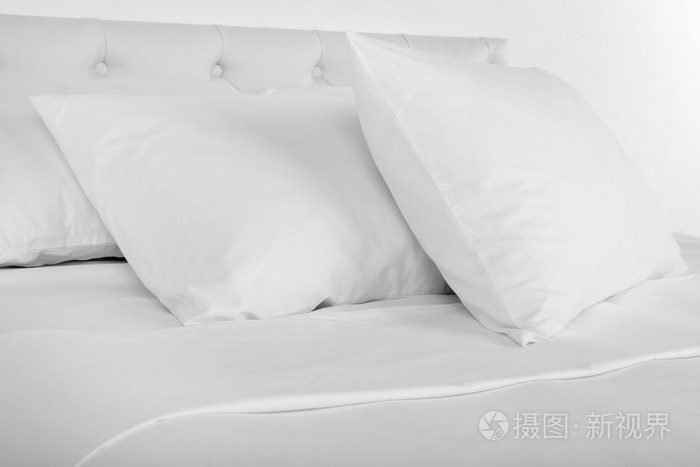 在床上的白色枕头
