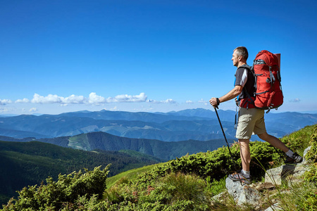 在夏天,背包里山中徒步旅行照片