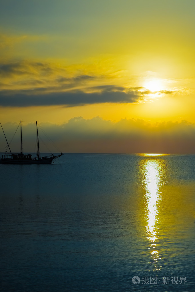 黎明太阳宁静平静的海面