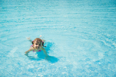 儿童沐浴在度假村的游泳池。选择性的焦点