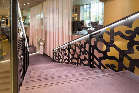 酒店大堂室内设计与楼梯照片