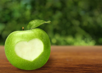 苹果与心刻的标志