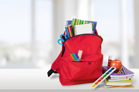 红色背包装满文具红色背包装满文具在白色背景下隔离的文具书包创意书