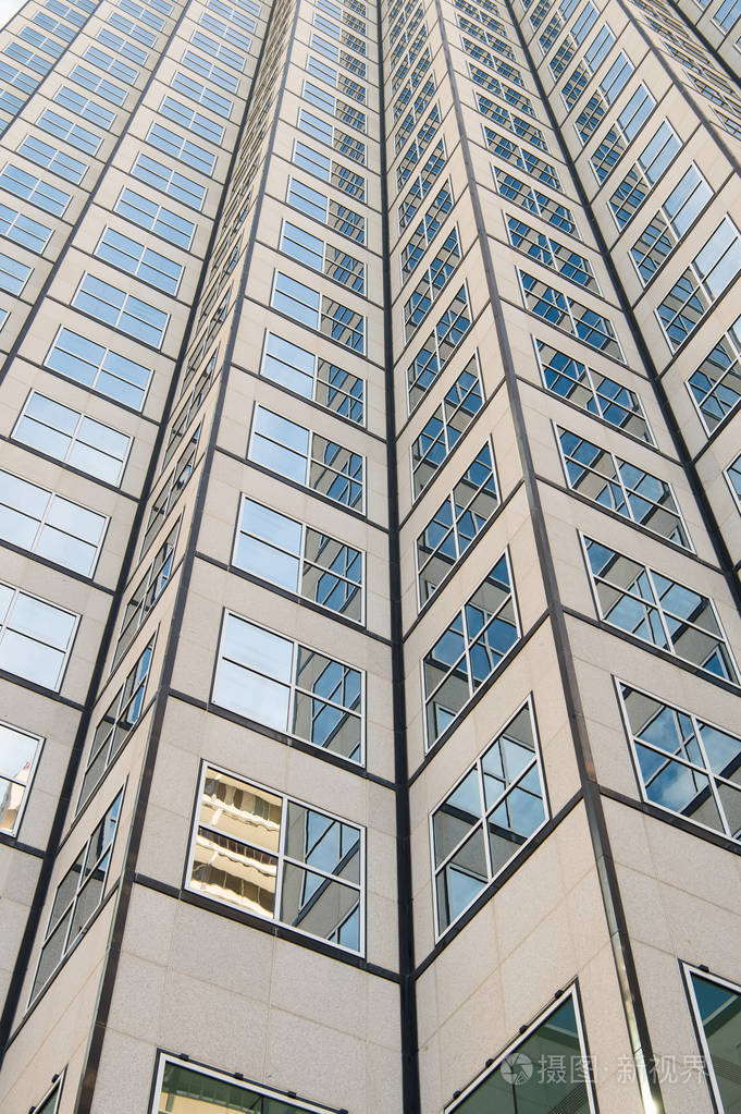 对玻璃的钢蓝色背景全景和透视图广角视图