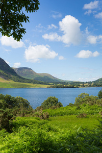 克拉莫克水西湖区北西与英国巴特米尔湖和 Loweswater 的夏日，蓝天与白云之间