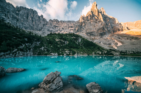 索拉皮斯山湖，白云岩，阿尔卑斯山意大利