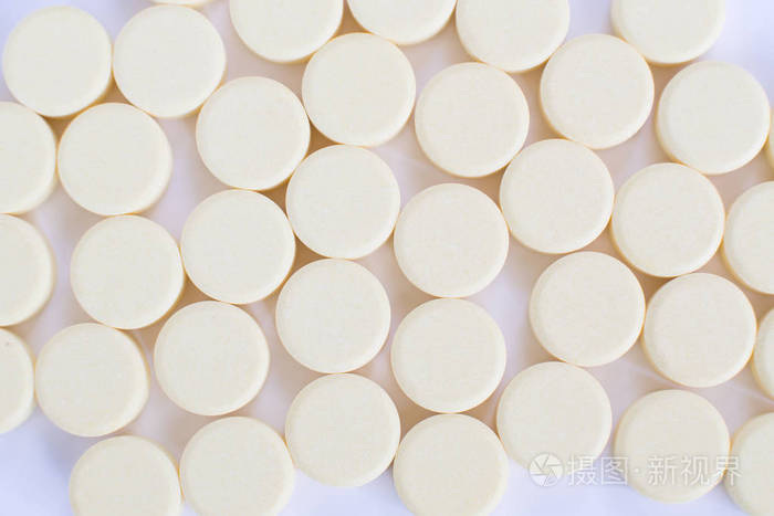 白色背景上孤立的药学主题白色成药片剂