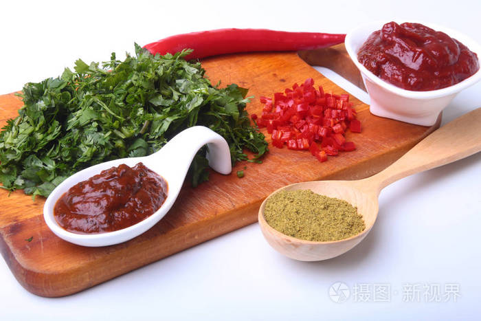 新鲜的绿色香菜香菜叶蕃茄酱辣椒和香料在木板上肉酱的成分