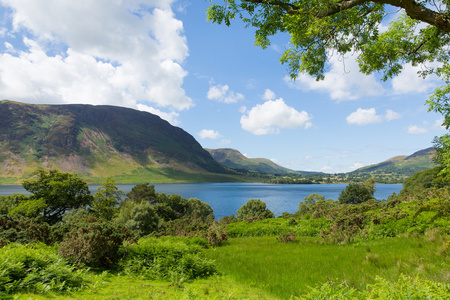 克拉莫克水西湖区北西与英国巴特米尔湖和 Loweswater 的夏日，蓝天与白云之间