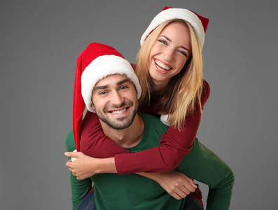 年轻的夫妇，在圣诞老人的帽子