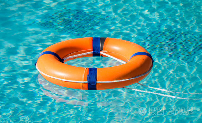 在水面上的救生圈