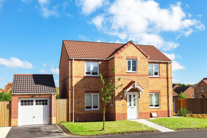 优雅的英语房子前面的花园和车库照片 正版商用图片0bxtgk 摄图新视界