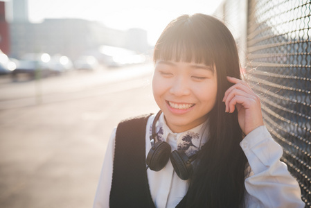 年轻的亚裔女子带耳机