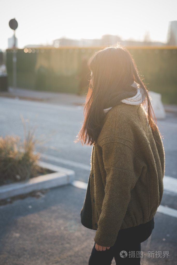 年轻漂亮的亚洲女人