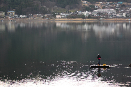 男子钓鱼湖