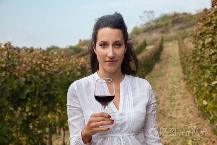 年轻女人喝红酒照片-正版商用图片0bxyib-摄图新视界