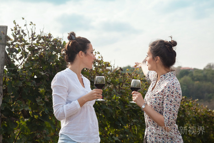 两个年轻女人喝红酒