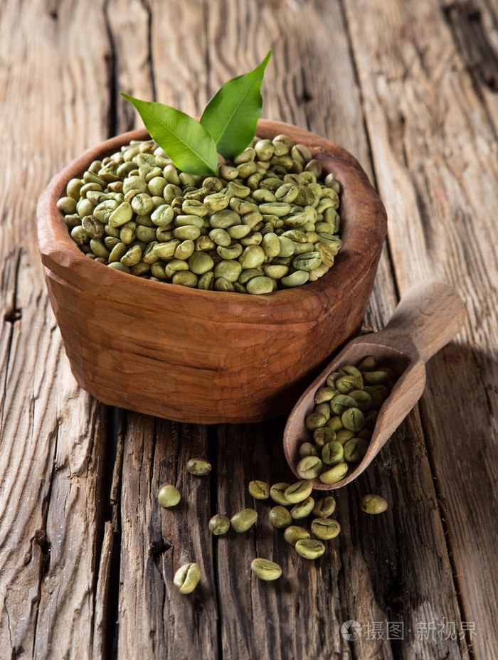 绿色咖啡豆的木碗
