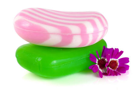 两个多彩色条纹的肥皂与孤立的白色背景上的一朵花