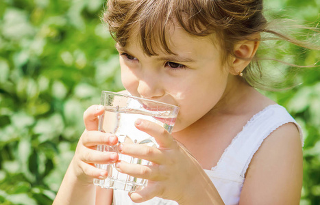儿童喝水图片