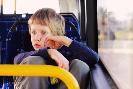 男孩坐在空荡的巴士