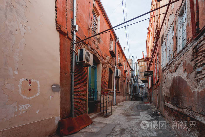 老的狭窄街道,在第比利斯,格鲁吉亚.