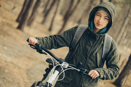 徒步旅行者女人与自行车