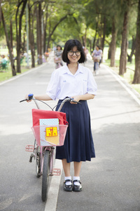 女学生。站在按住这辆自行车在街上