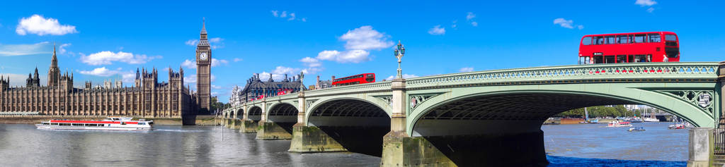 伦敦全景与红色巴士在大桥上对英国，英国大笨钟