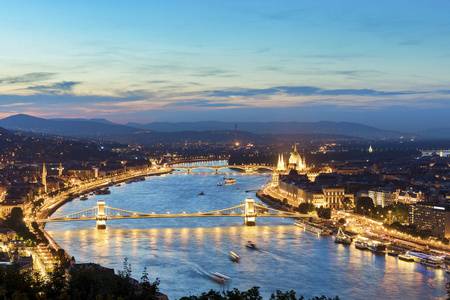 布达佩斯城市全景的黄昏图片