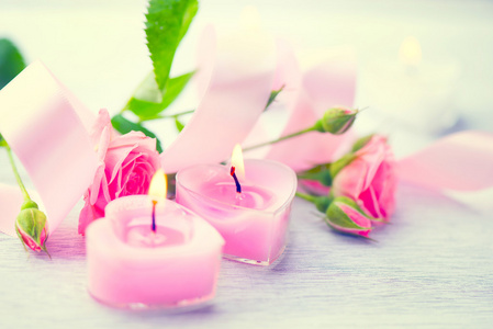 粉红色的蜡烛和月季花