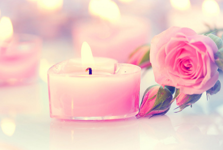 玫瑰鲜花和蜡烛