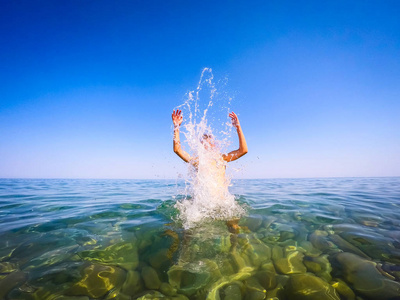 开心的少年在大海   夏季