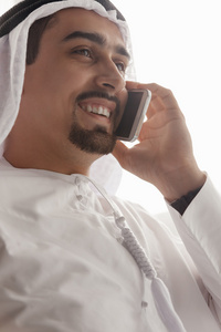 在室内使用智能手机的阿拉伯男性