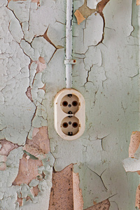 旧的破旧的墙上的电源插座