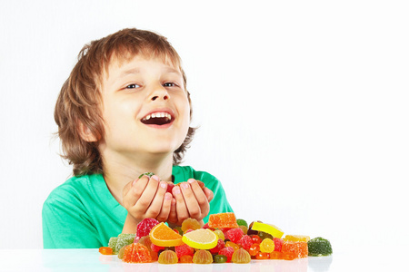 微笑与果冻糖果白色背景上的孩子照片