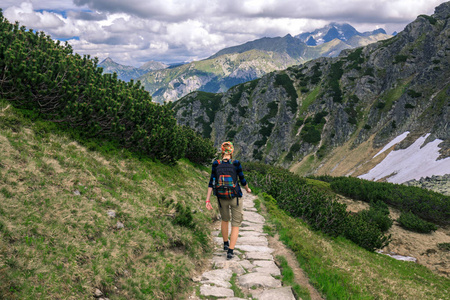 塔特拉山，波兰岩石小道上徒步旅行，背包里的女孩