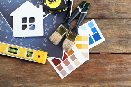 彩色样本 装饰房子 手套和木桌背景画笔