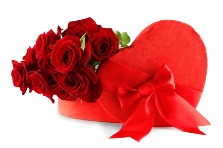 红玫瑰，孤立在白色心形情人节礼品盒