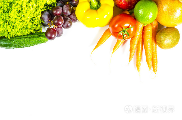 新鲜水果和蔬菜在白色背景上的框架