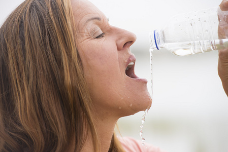 主动运动女人提神醒脑喝水照片