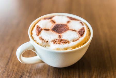 足球杯拿铁咖啡照片