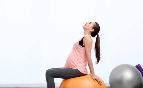 怀孕的女人做运动怀孕的女人做运动孕妇做健身运动攀岩公园怀孕的女人