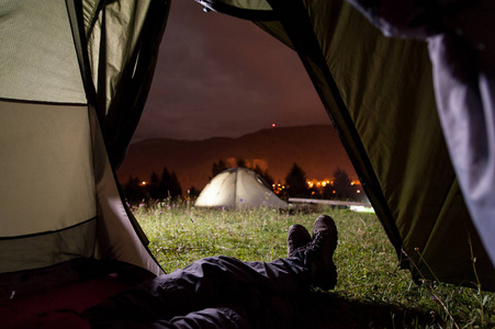 徒步旅行者躺在帐篷里露营，强大山房