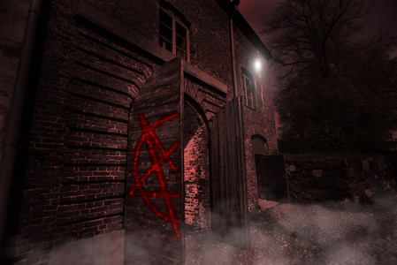 历史恐怖影片在夜晚神秘恐怖古宅照片