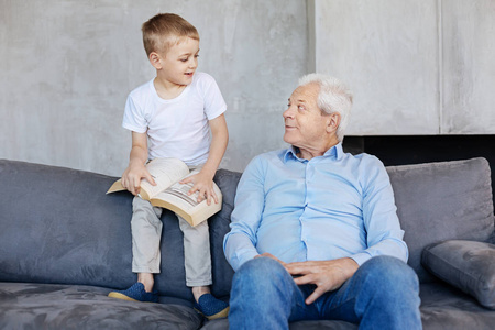 致力于的孩子和他的祖父母有愉快的谈话