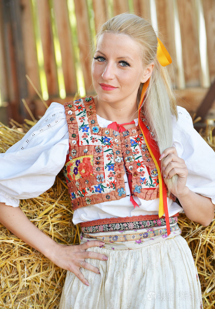 女人穿着斯洛伐克民俗服装